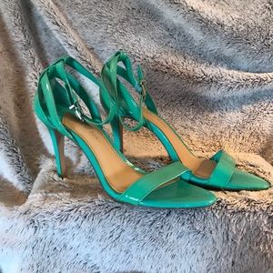 Gianni Bini 7.5 green strappy sandal